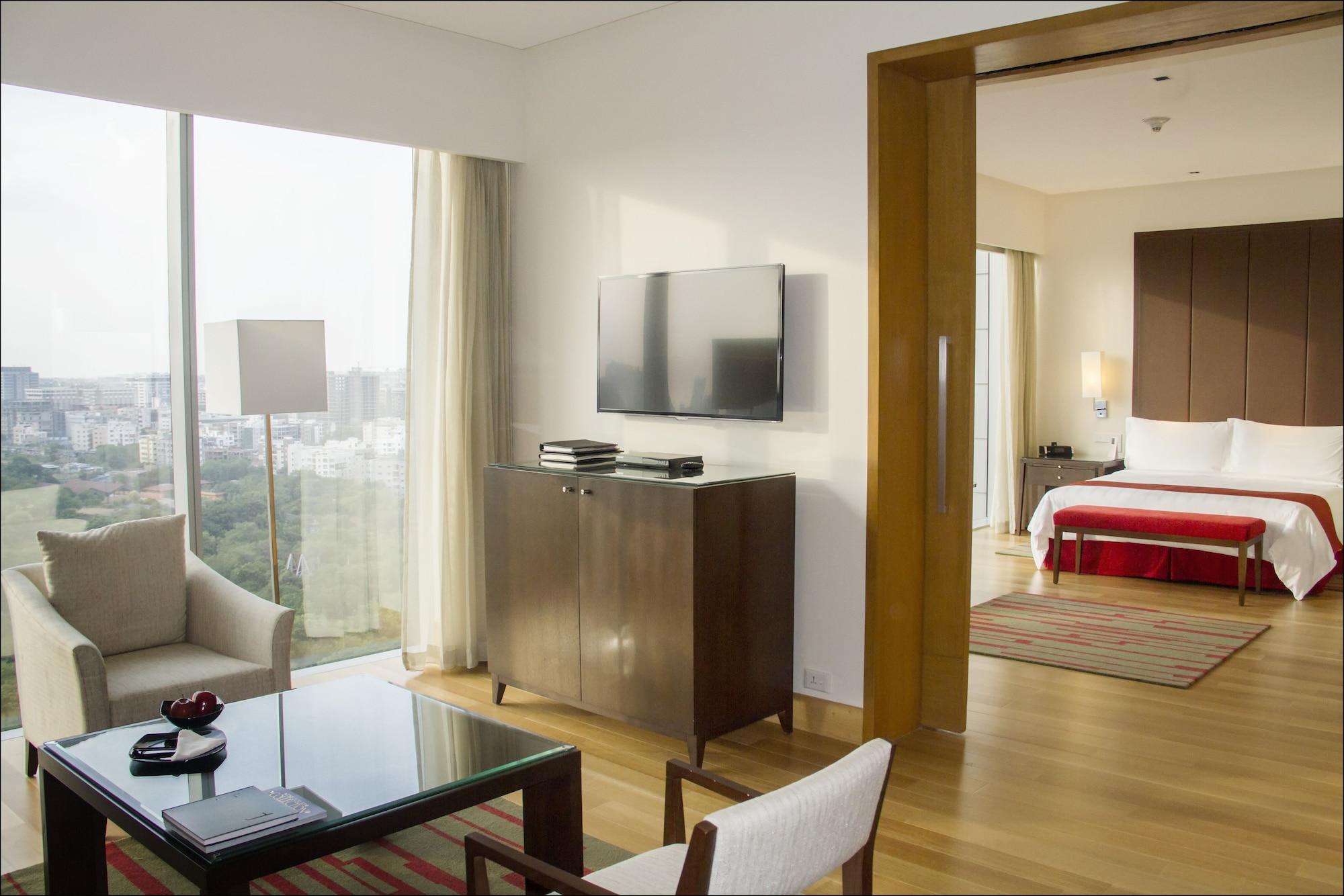 Trident Hyderabad Hotell Exteriör bild Suite at the hotel