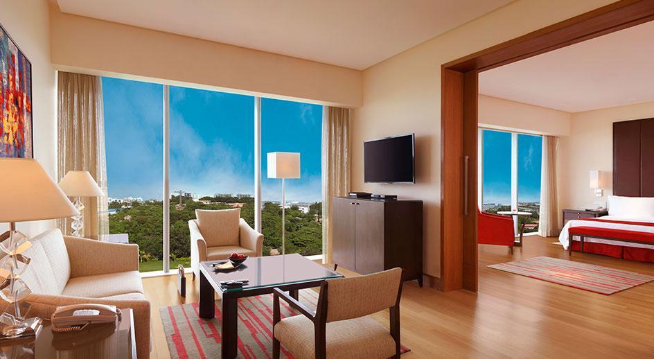 Trident Hyderabad Hotell Exteriör bild Suite