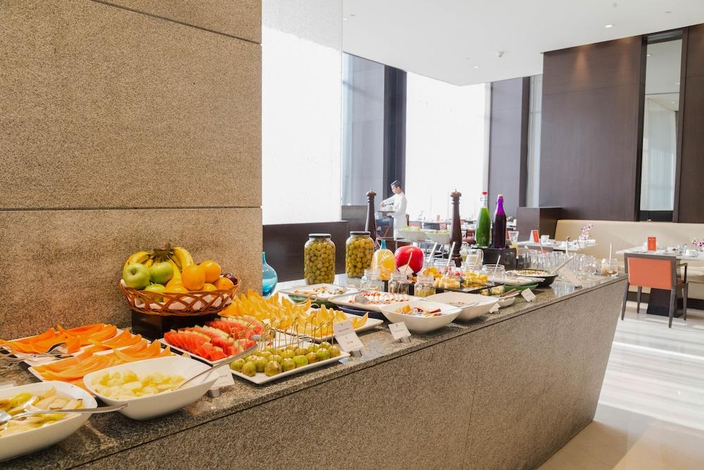 Trident Hyderabad Hotell Exteriör bild A buffet at a hotel