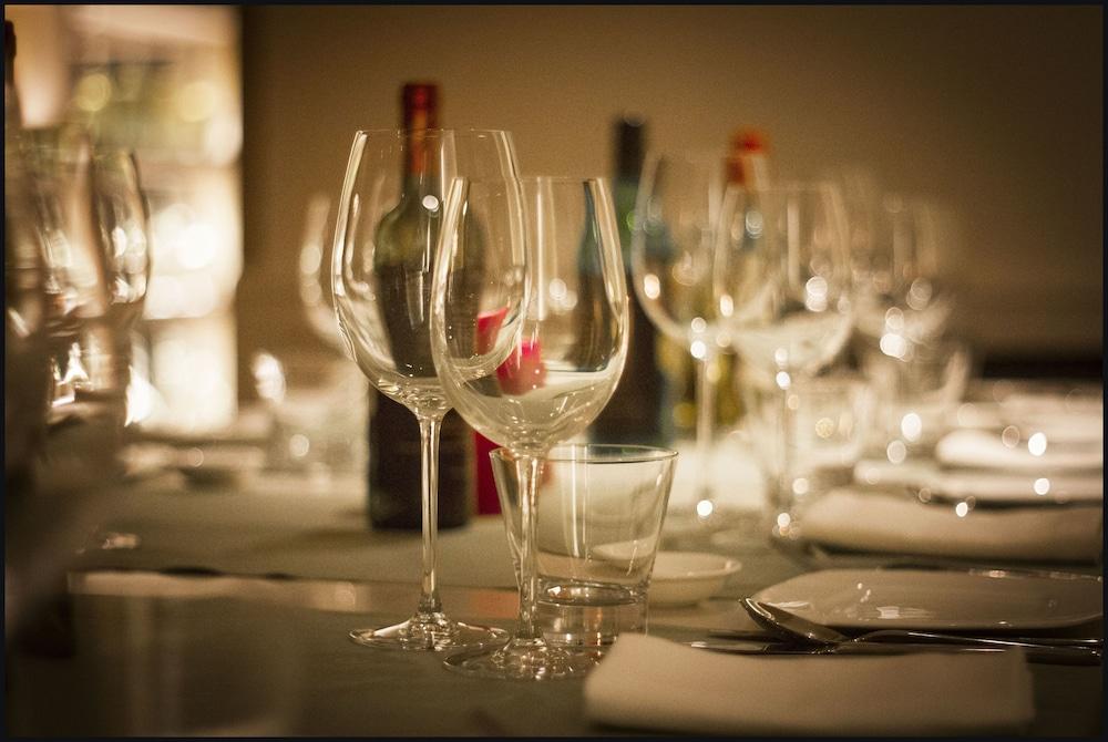Trident Hyderabad Hotell Exteriör bild Wine glasses