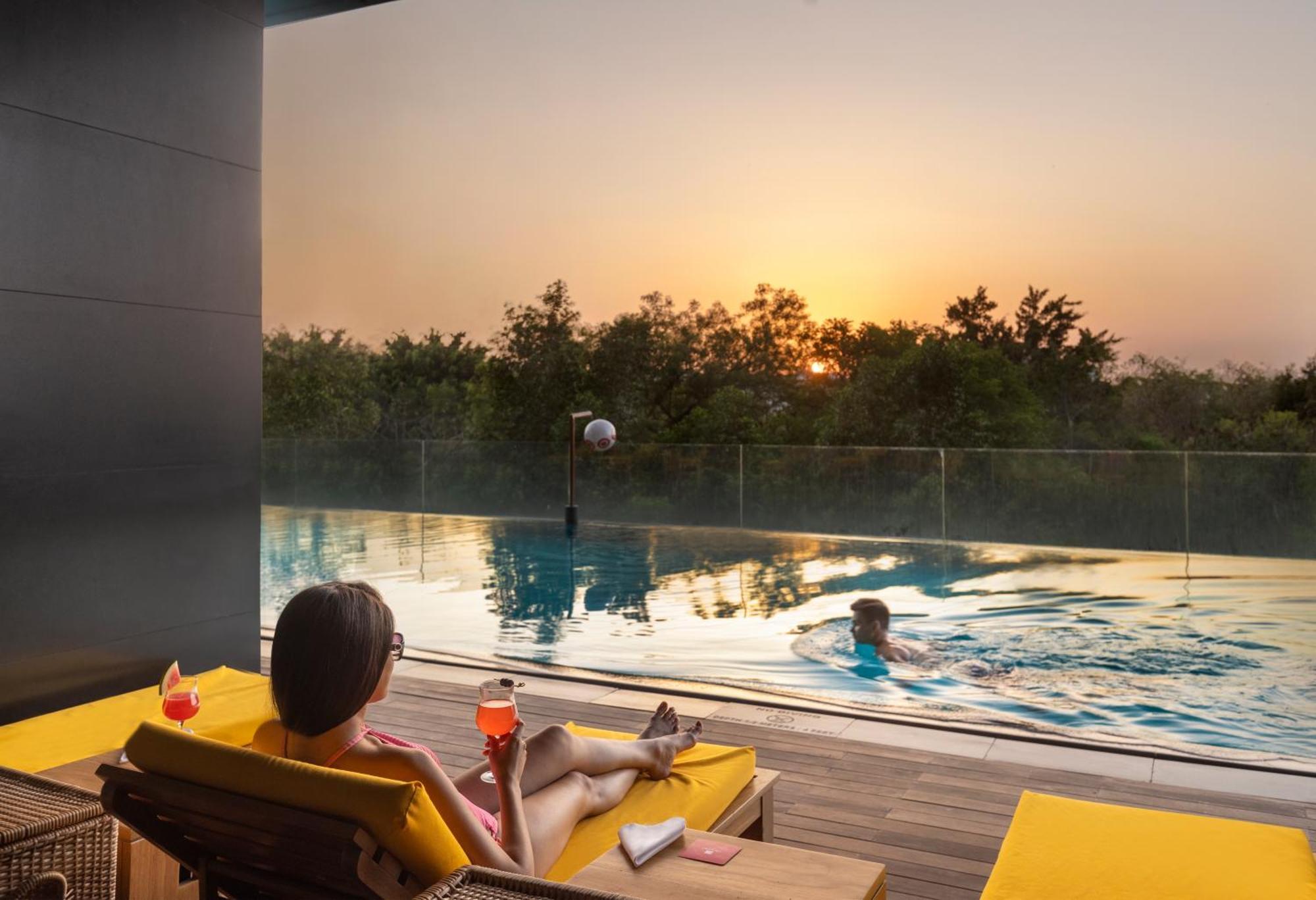 Trident Hyderabad Hotell Exteriör bild The swimming pool at the hotel