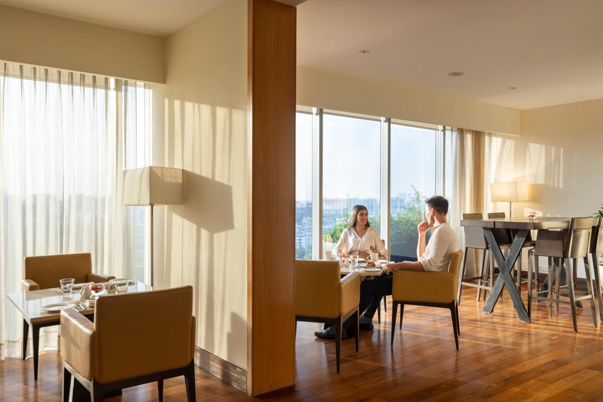 Trident Hyderabad Hotell Exteriör bild The Club at the Pan Pacific