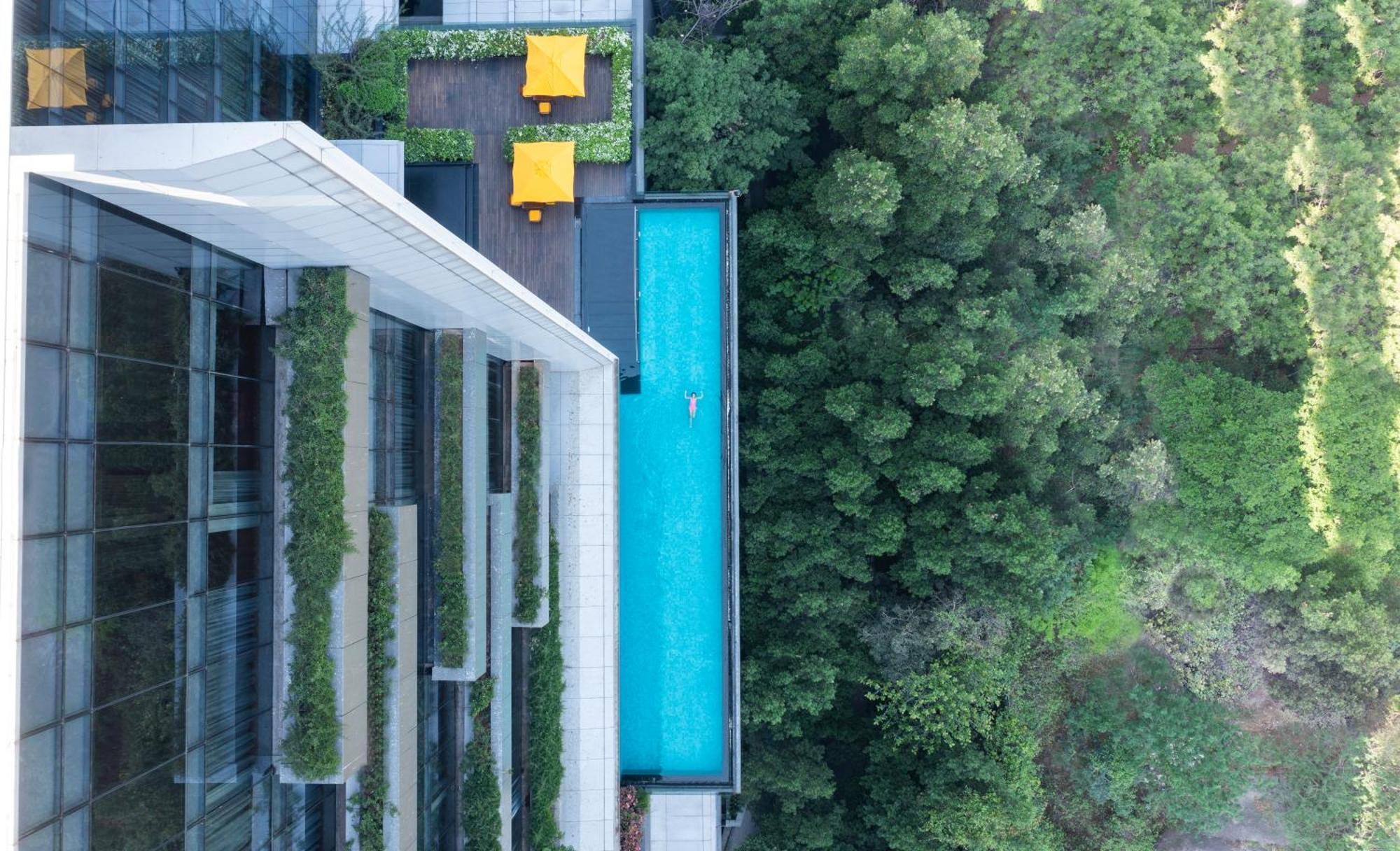 Trident Hyderabad Hotell Exteriör bild The swimming pool at the hotel