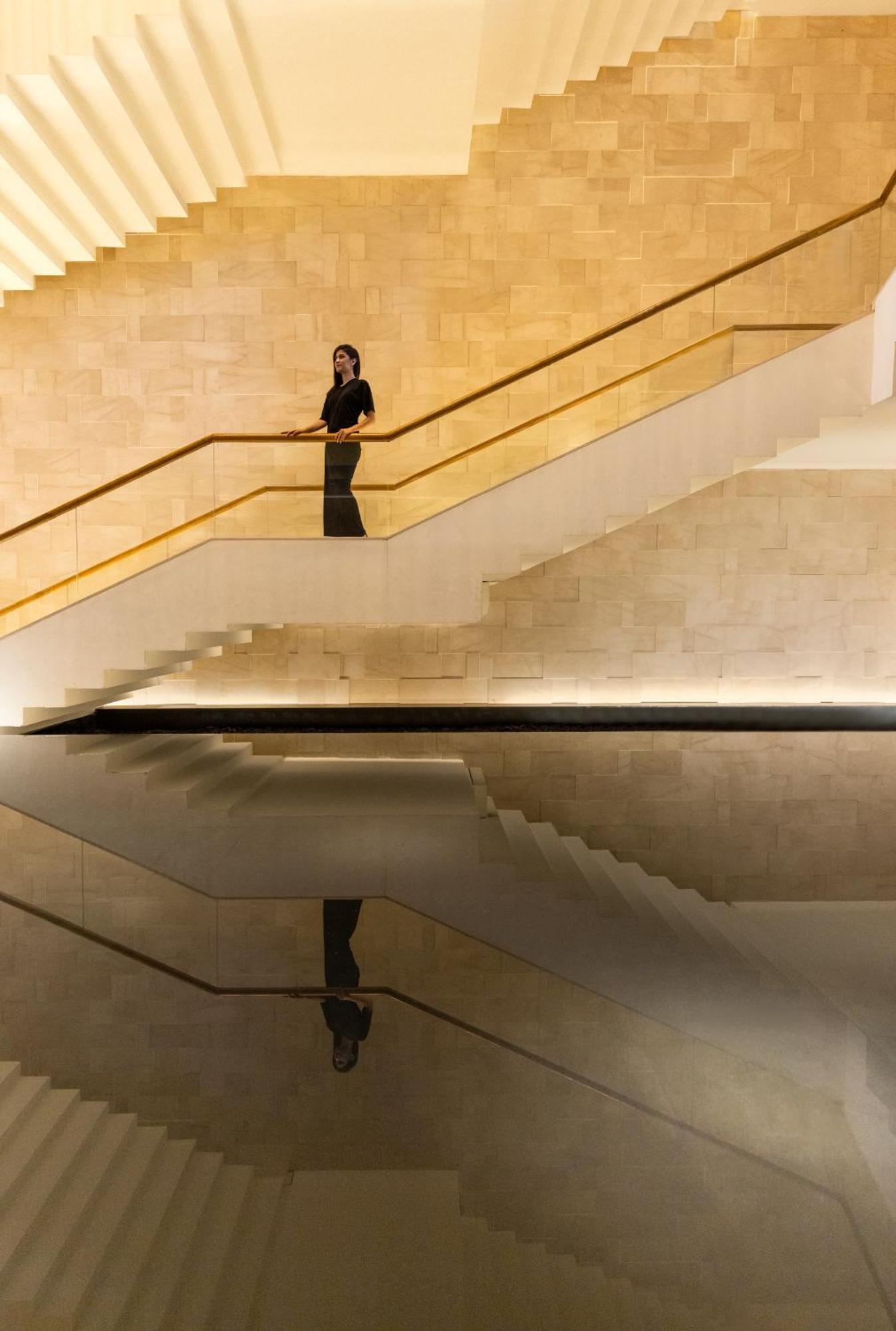 Trident Hyderabad Hotell Exteriör bild The staircase