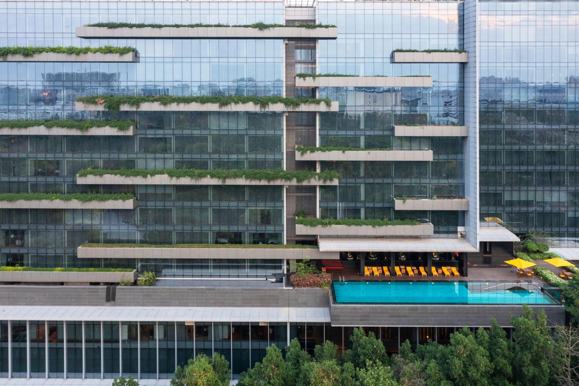 Trident Hyderabad Hotell Exteriör bild The hotel's rooftop pool