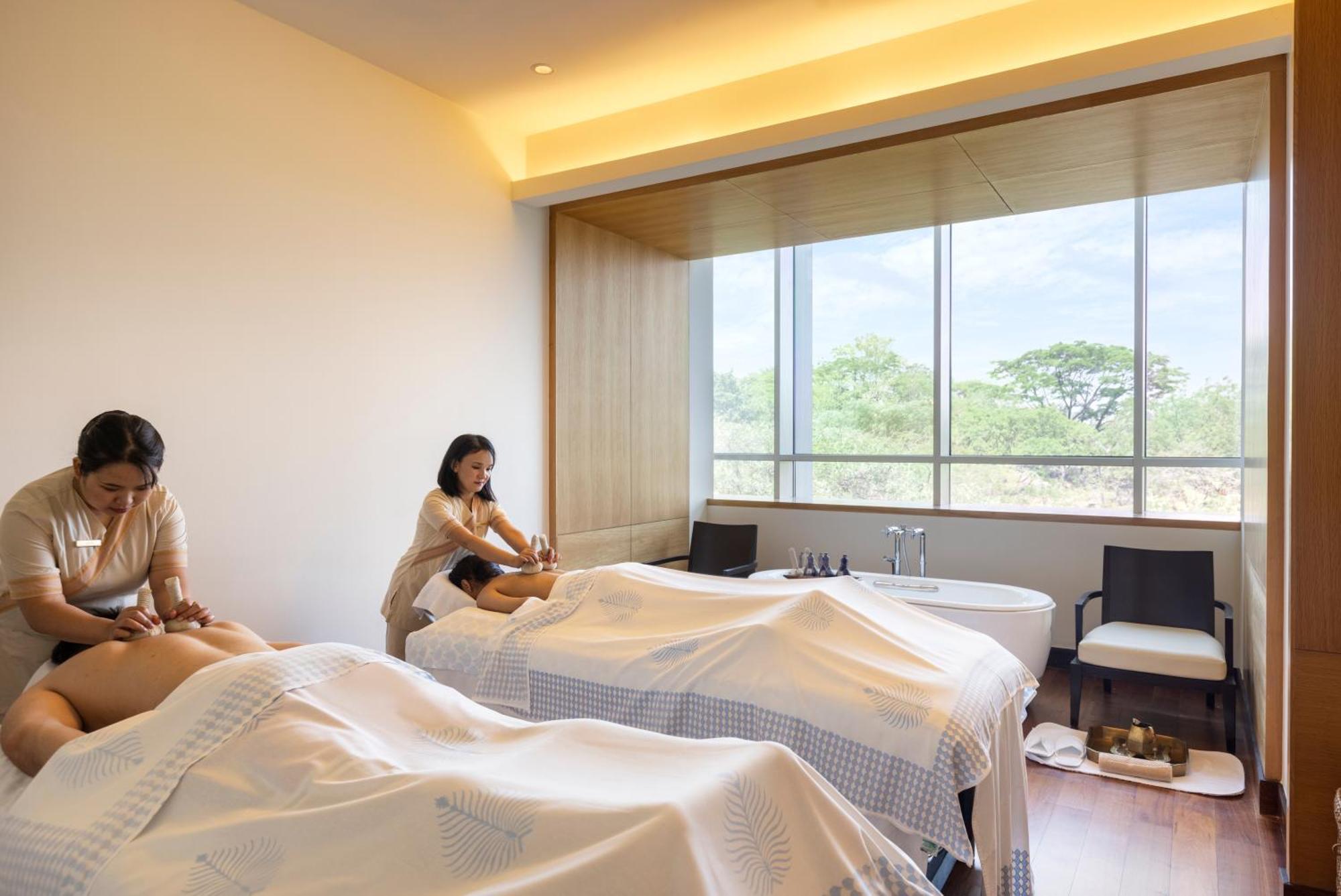 Trident Hyderabad Hotell Exteriör bild A spa in Taiwan