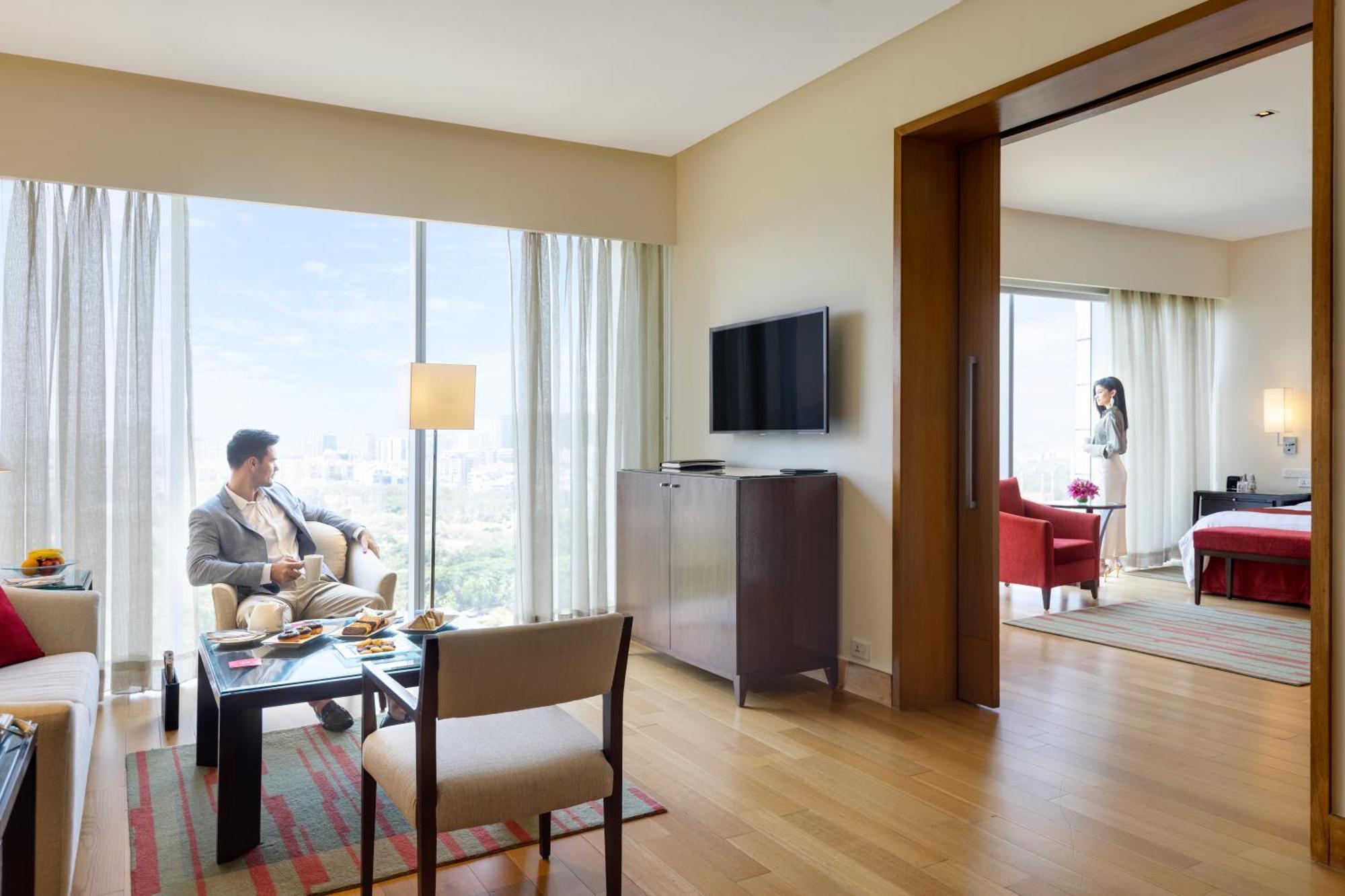 Trident Hyderabad Hotell Exteriör bild Suite