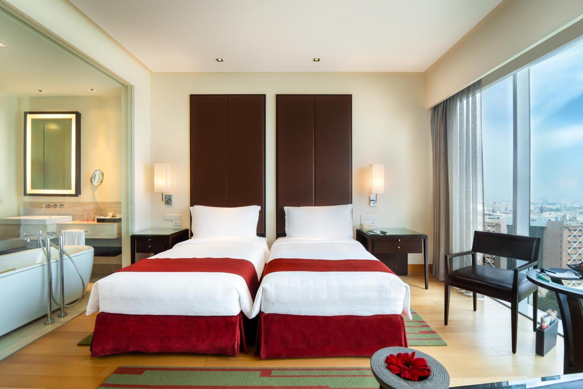 Trident Hyderabad Hotell Exteriör bild A bedroom at the hotel