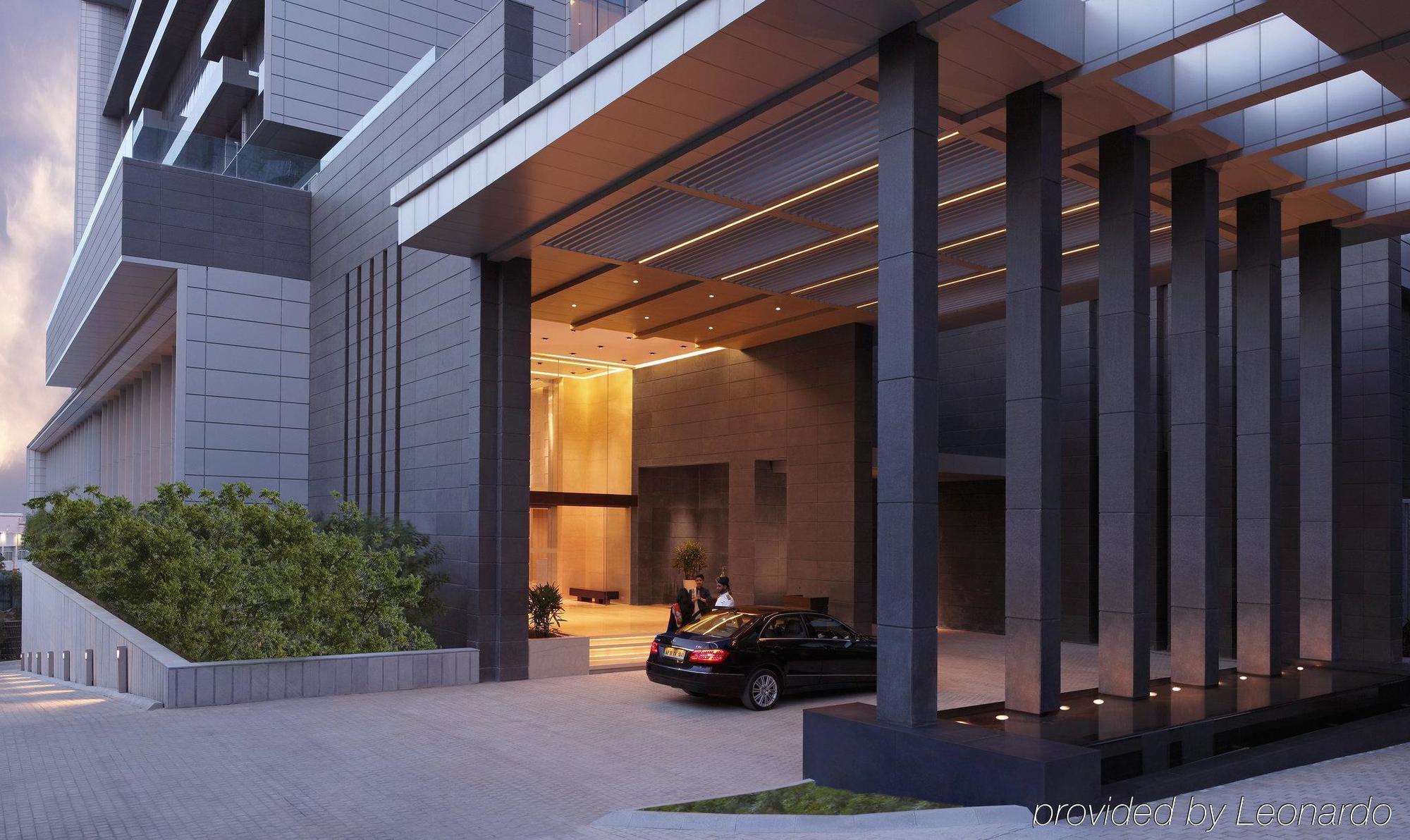 Trident Hyderabad Hotell Exteriör bild The entrance of the hotel