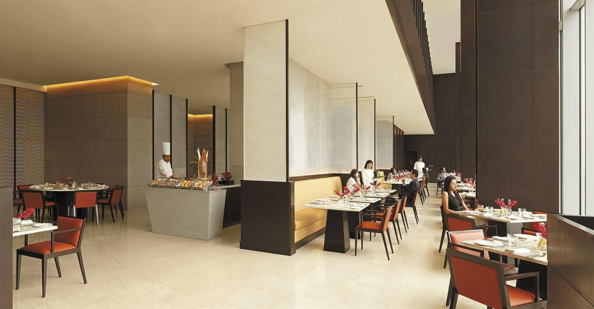 Trident Hyderabad Hotell Exteriör bild The restaurant