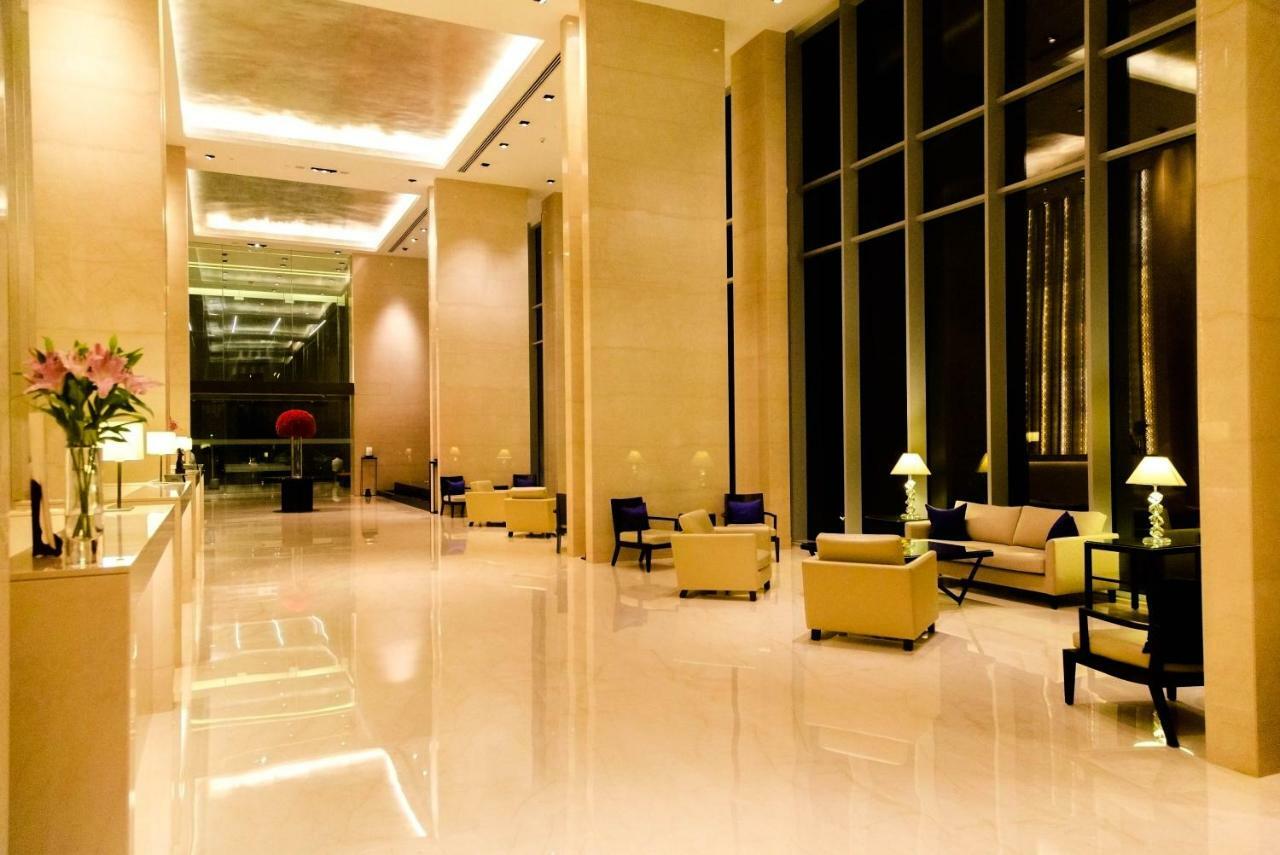 Trident Hyderabad Hotell Exteriör bild The lobby of the hotel