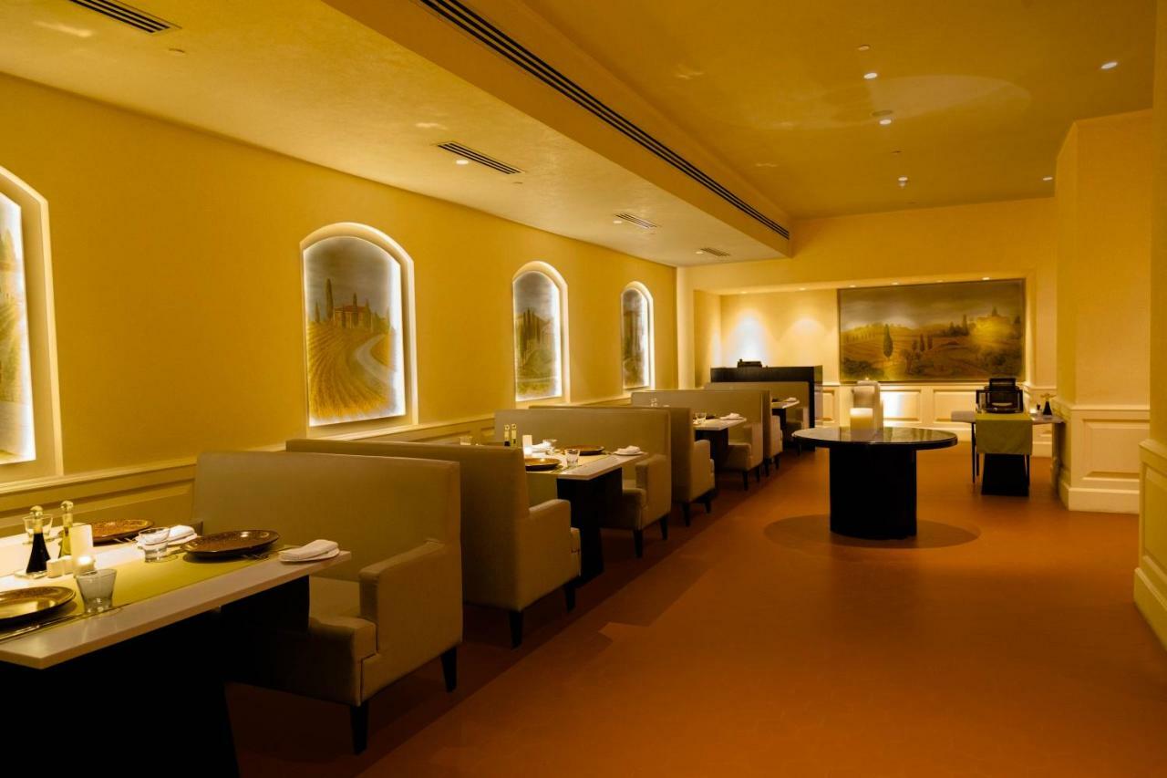 Trident Hyderabad Hotell Exteriör bild The interior of the restaurant