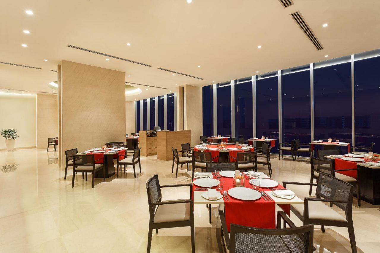 Trident Hyderabad Hotell Exteriör bild The restaurant
